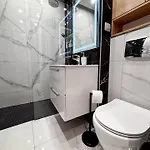 Camden Walk In Shower, Smart Tv, Queen Bed