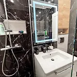 Camden Walk In Shower, Smart Tv, Queen Bed