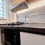 Camden Walk In Shower, Smart Tv, Queen Bed