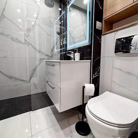 Camden Flat Walk In Shower, Smart Tv, Queen Bed