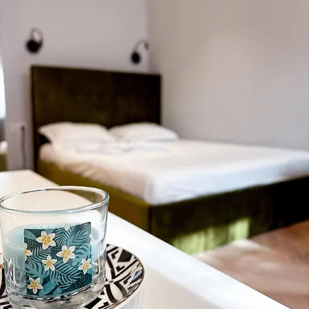 Camden Flat Walk In Shower, Smart Tv, Queen Bed *