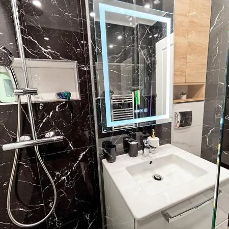 Camden Flat Walk In Shower, Smart Tv, Queen Bed