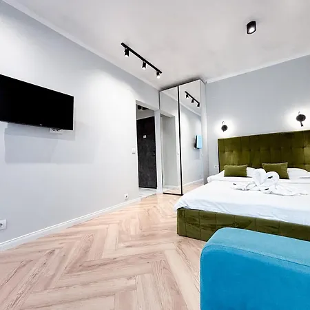 Camden Walk In Shower, Smart Tv, Queen Bed