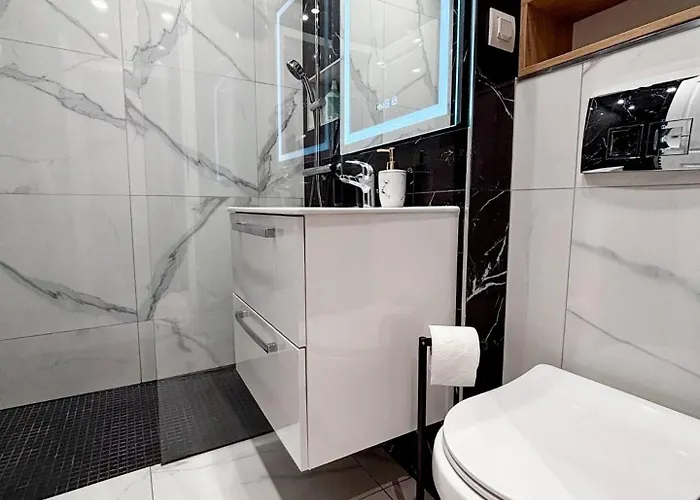 Camden Walk In Shower, Smart Tv, Queen Bed