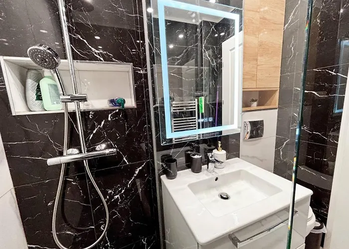 Camden Walk In Shower, Smart Tv, Queen Bed