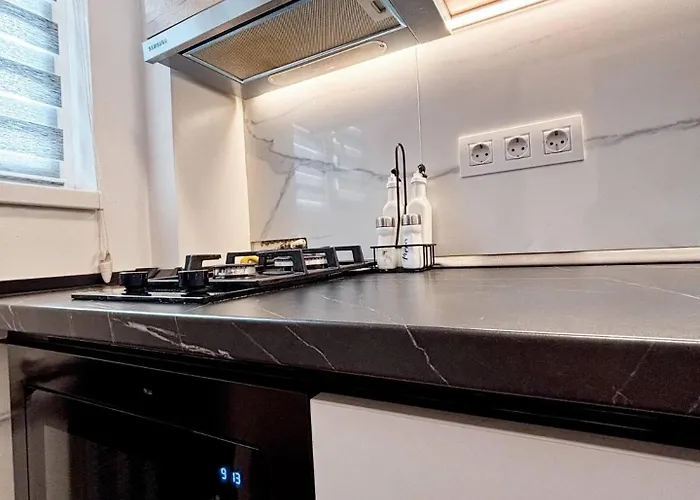 Camden Walk In Shower, Smart Tv, Queen Bed