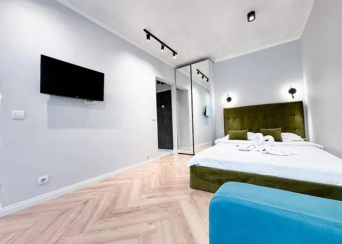 Camden Walk In Shower, Smart Tv, Queen Bed